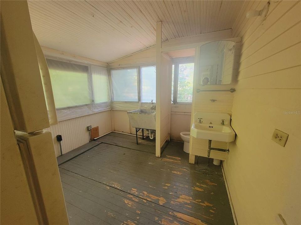 Active With Contract: $1,800 (3 beds, 2 baths, 1160 Square Feet)