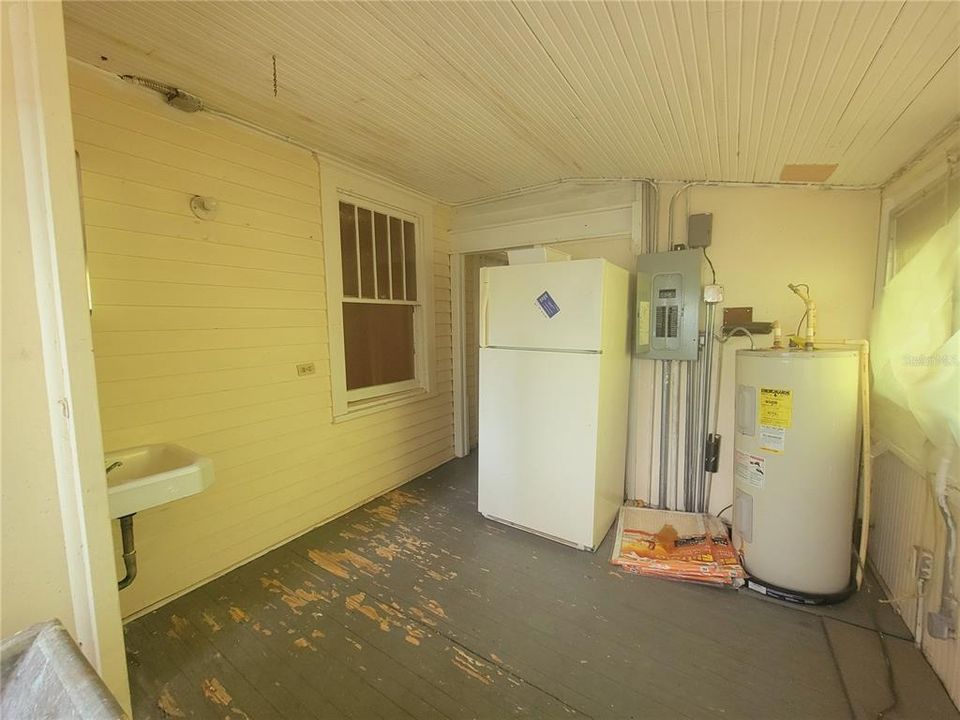 Active With Contract: $1,800 (3 beds, 2 baths, 1160 Square Feet)