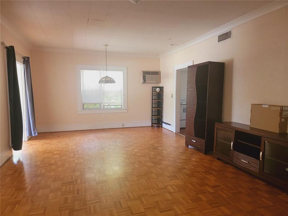 Active With Contract: $1,800 (3 beds, 2 baths, 1160 Square Feet)