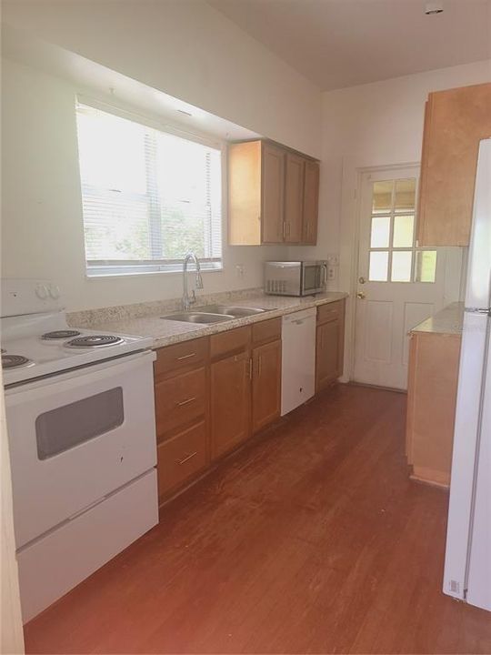 Active With Contract: $1,800 (3 beds, 2 baths, 1160 Square Feet)