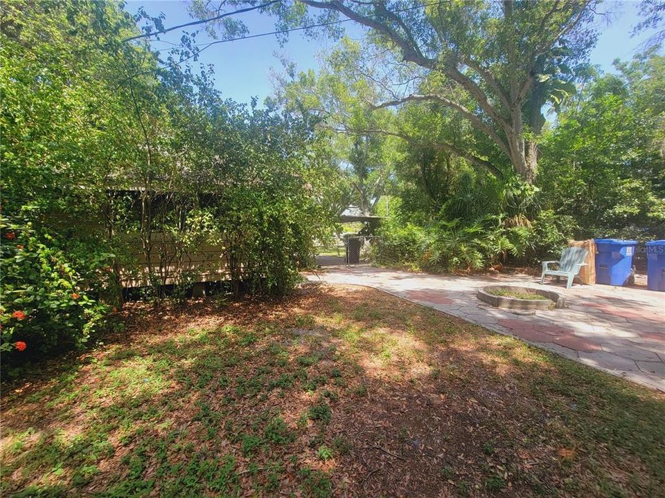 Active With Contract: $1,800 (3 beds, 2 baths, 1160 Square Feet)