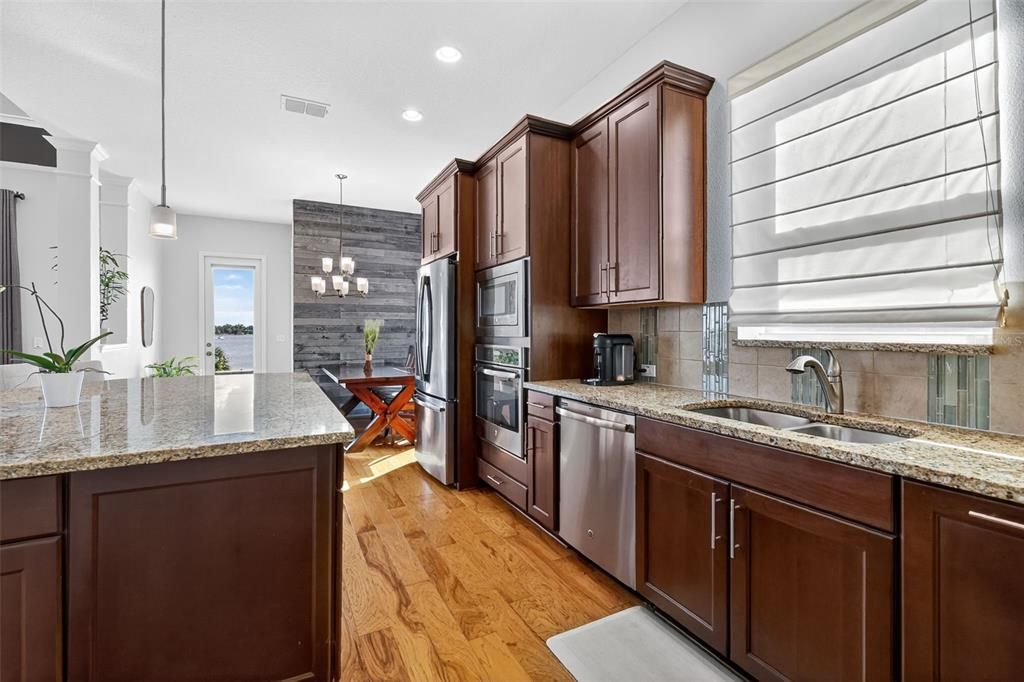 Под контрактом: $1,400,000 (5 спален, 3 ванн, 3586 Квадратных фут)