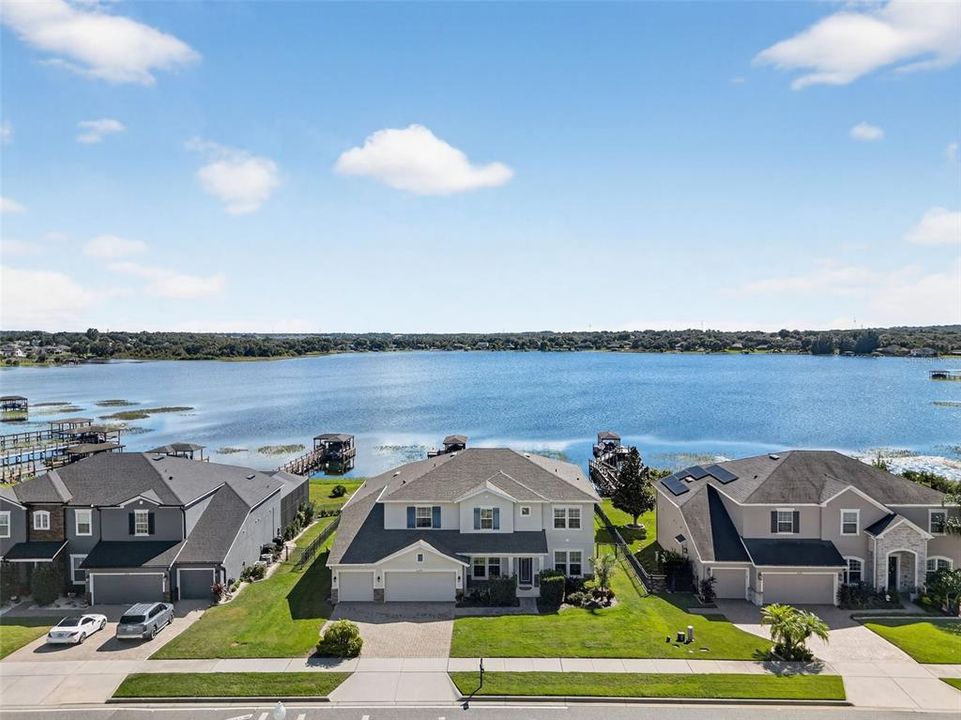 Под контрактом: $1,400,000 (5 спален, 3 ванн, 3586 Квадратных фут)