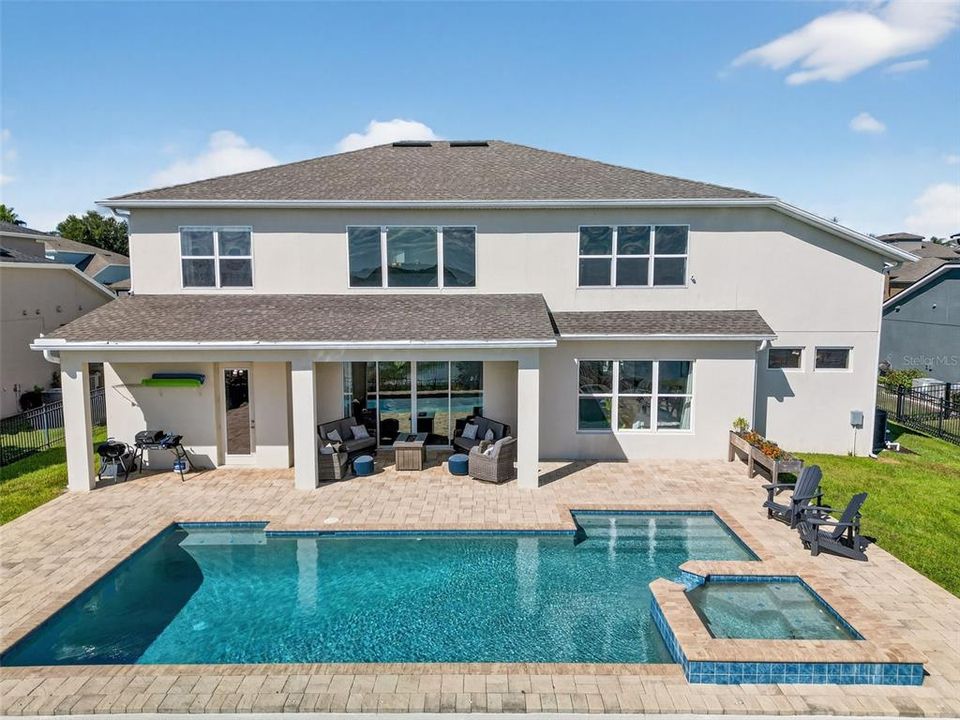 Под контрактом: $1,400,000 (5 спален, 3 ванн, 3586 Квадратных фут)