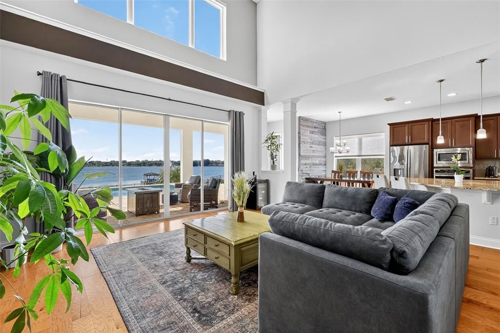 Под контрактом: $1,400,000 (5 спален, 3 ванн, 3586 Квадратных фут)