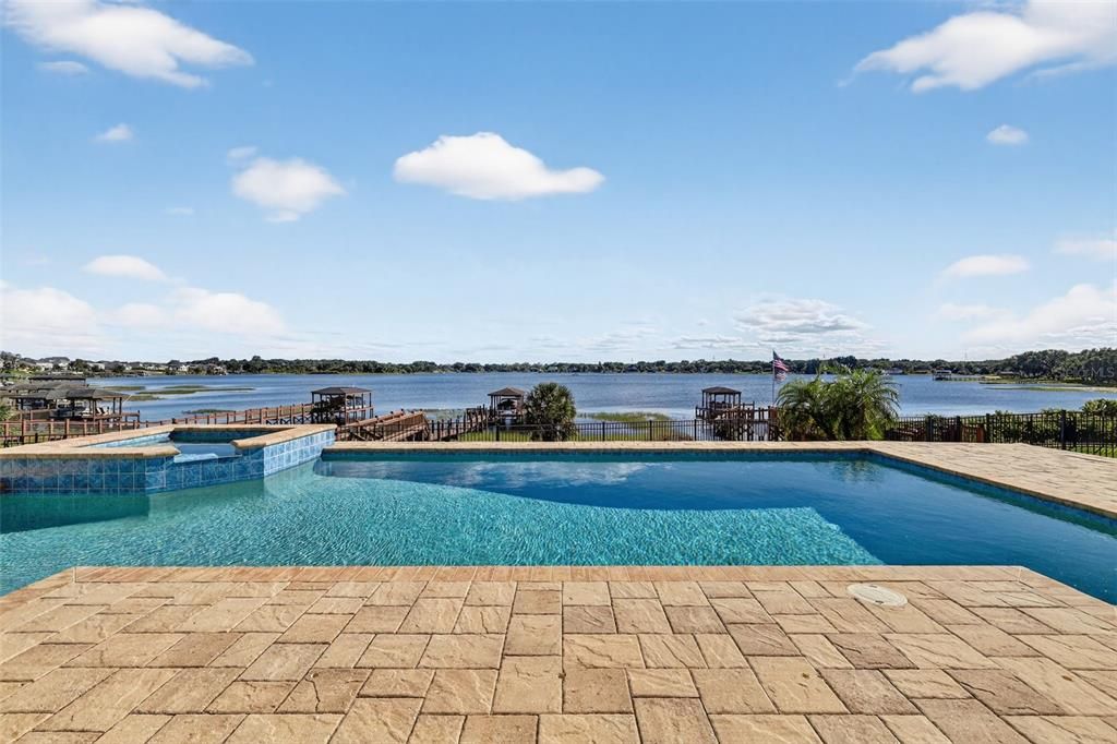 Под контрактом: $1,400,000 (5 спален, 3 ванн, 3586 Квадратных фут)