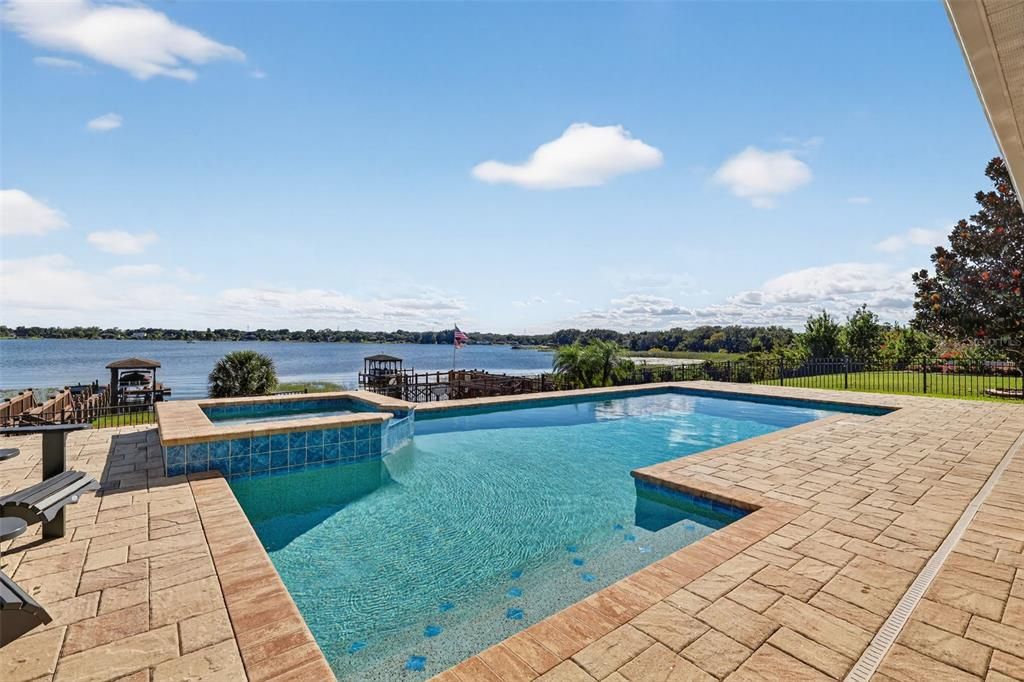 Под контрактом: $1,400,000 (5 спален, 3 ванн, 3586 Квадратных фут)