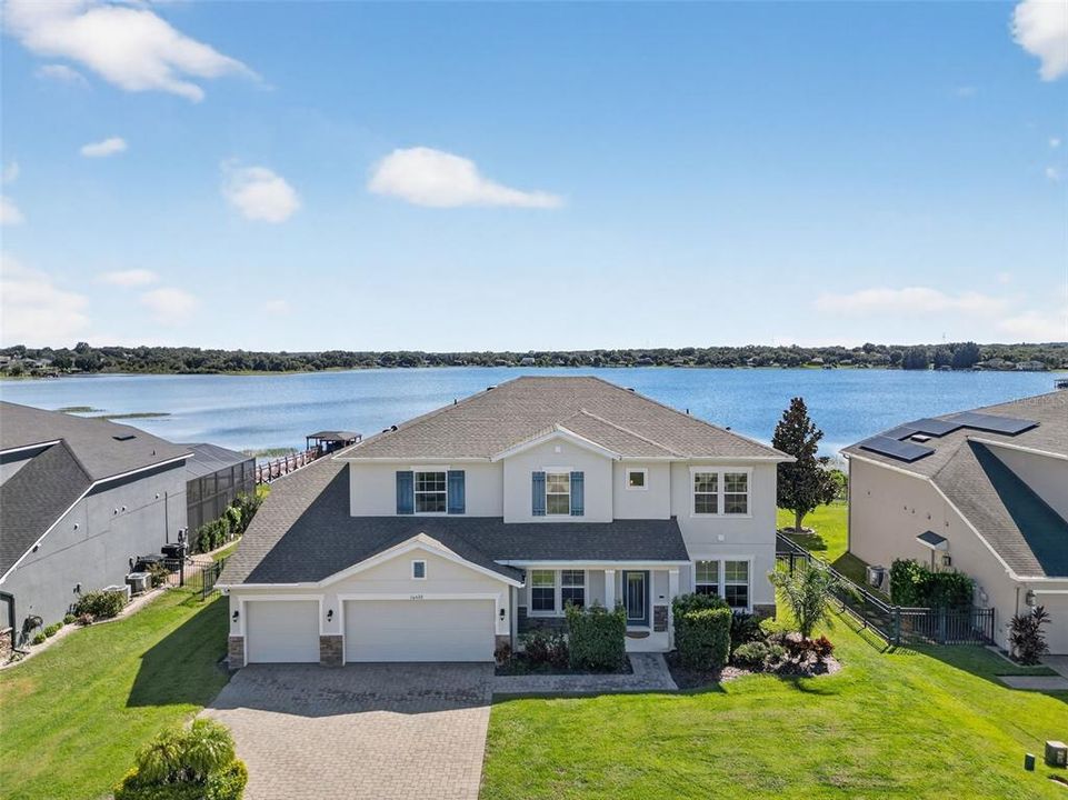 Под контрактом: $1,400,000 (5 спален, 3 ванн, 3586 Квадратных фут)