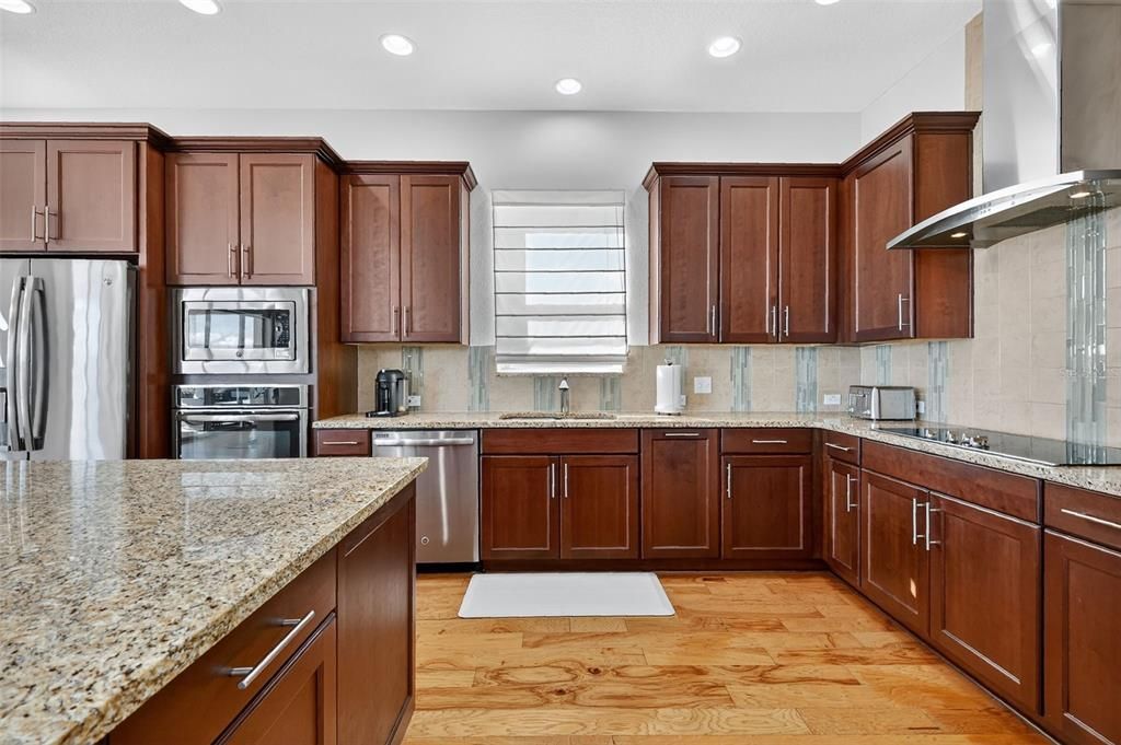 Под контрактом: $1,400,000 (5 спален, 3 ванн, 3586 Квадратных фут)