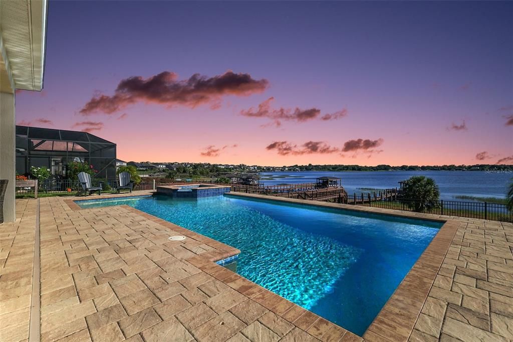 Под контрактом: $1,400,000 (5 спален, 3 ванн, 3586 Квадратных фут)