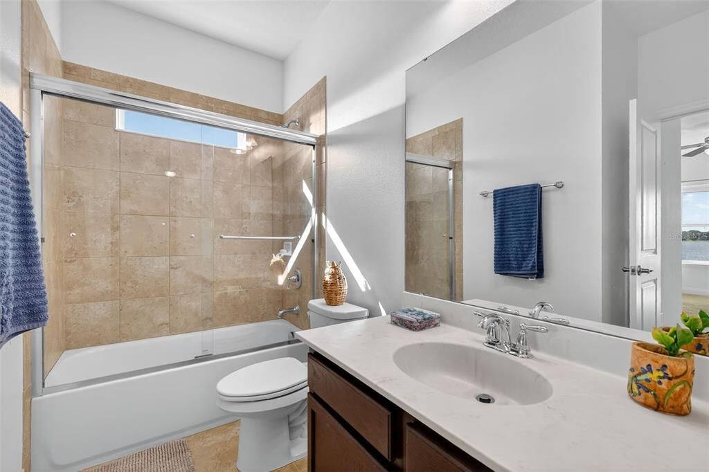 Под контрактом: $1,400,000 (5 спален, 3 ванн, 3586 Квадратных фут)