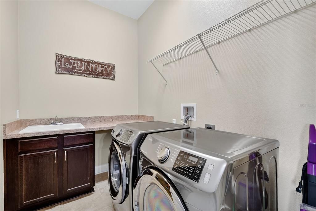 Под контрактом: $1,400,000 (5 спален, 3 ванн, 3586 Квадратных фут)