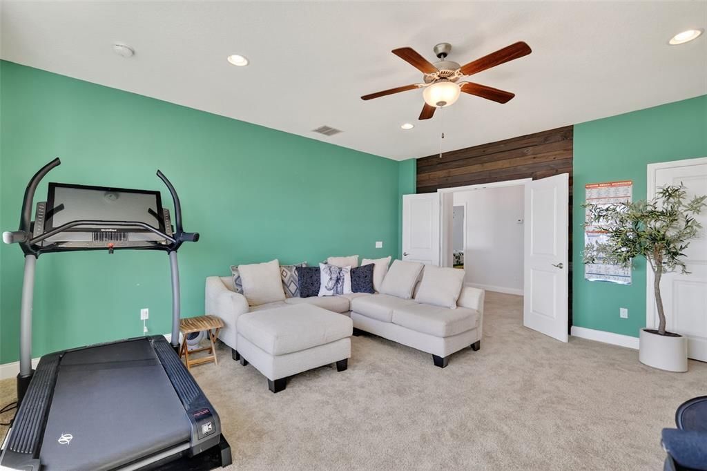 Под контрактом: $1,400,000 (5 спален, 3 ванн, 3586 Квадратных фут)