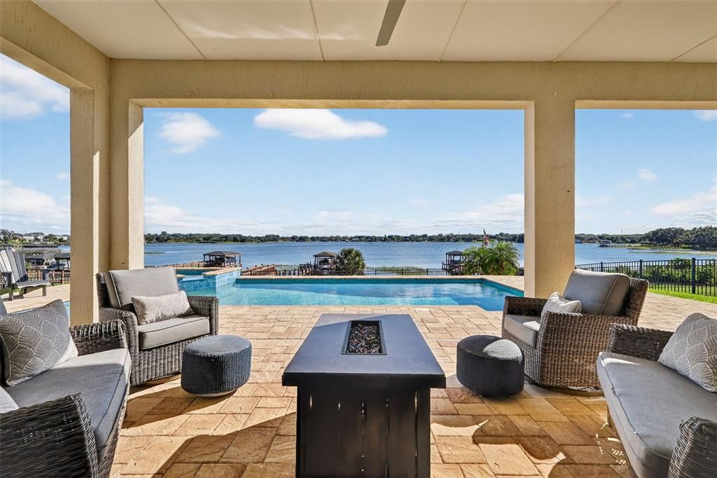 Под контрактом: $1,400,000 (5 спален, 3 ванн, 3586 Квадратных фут)