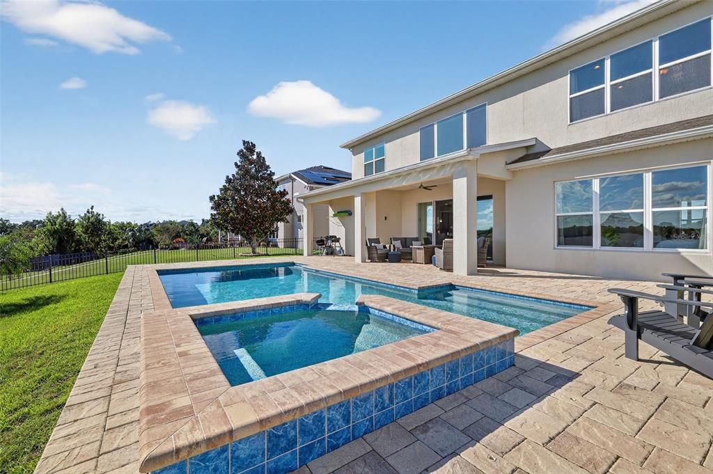 Под контрактом: $1,400,000 (5 спален, 3 ванн, 3586 Квадратных фут)