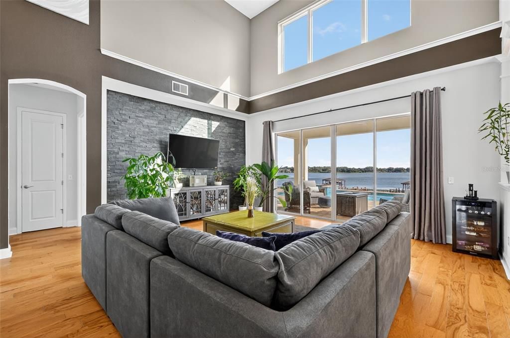 Под контрактом: $1,400,000 (5 спален, 3 ванн, 3586 Квадратных фут)