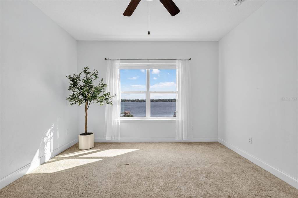 Под контрактом: $1,400,000 (5 спален, 3 ванн, 3586 Квадратных фут)