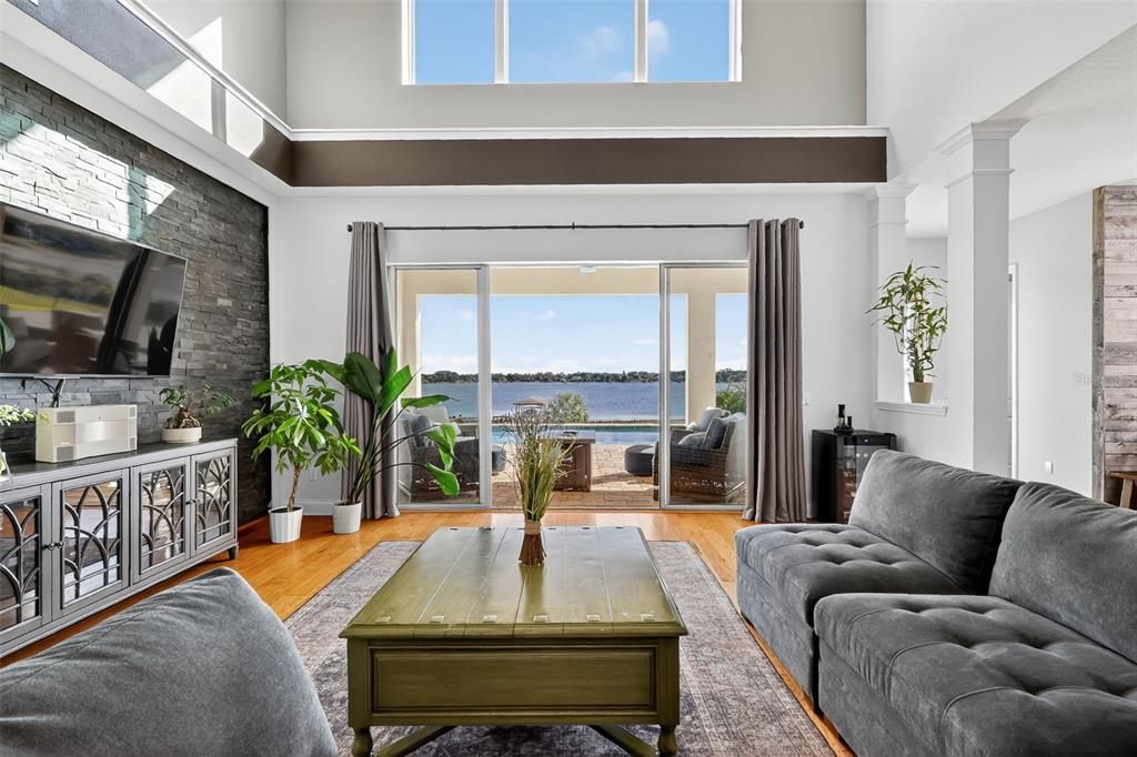 Под контрактом: $1,400,000 (5 спален, 3 ванн, 3586 Квадратных фут)