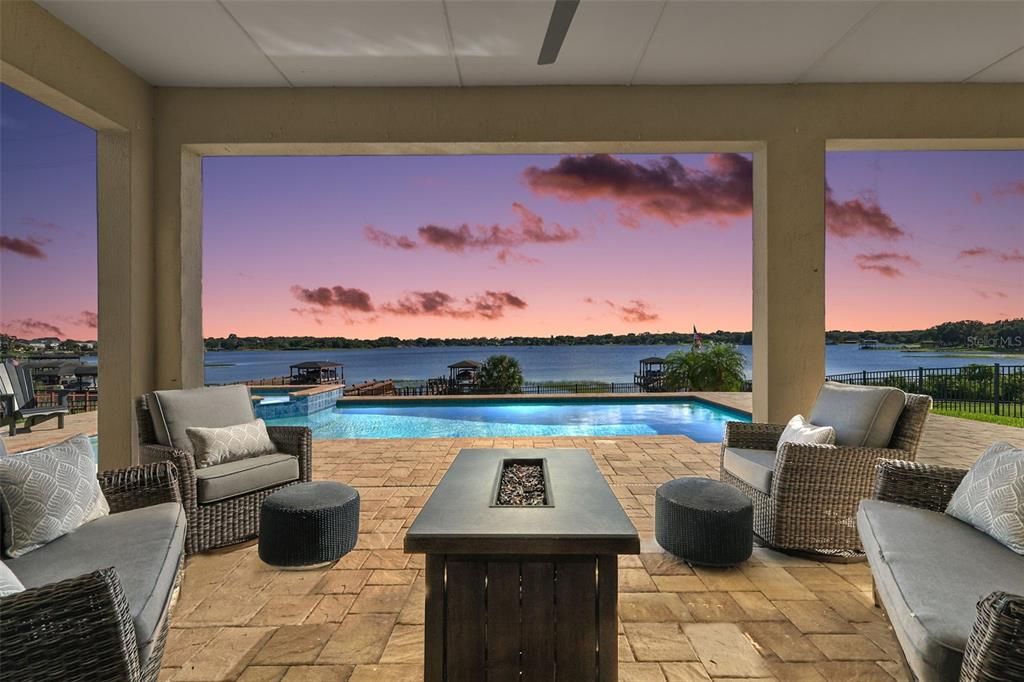 Под контрактом: $1,400,000 (5 спален, 3 ванн, 3586 Квадратных фут)