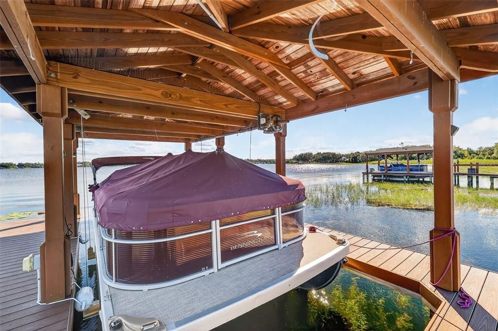 Под контрактом: $1,400,000 (5 спален, 3 ванн, 3586 Квадратных фут)