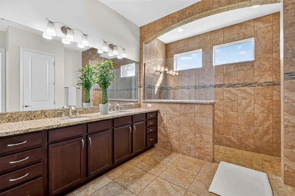 Под контрактом: $1,400,000 (5 спален, 3 ванн, 3586 Квадратных фут)