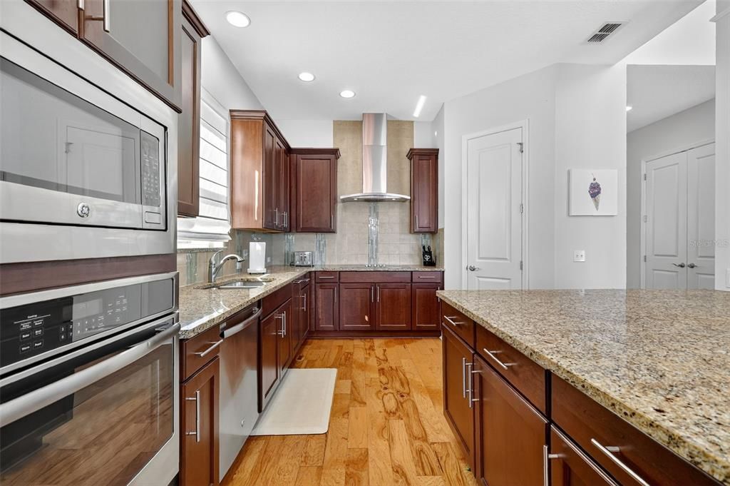 Под контрактом: $1,400,000 (5 спален, 3 ванн, 3586 Квадратных фут)