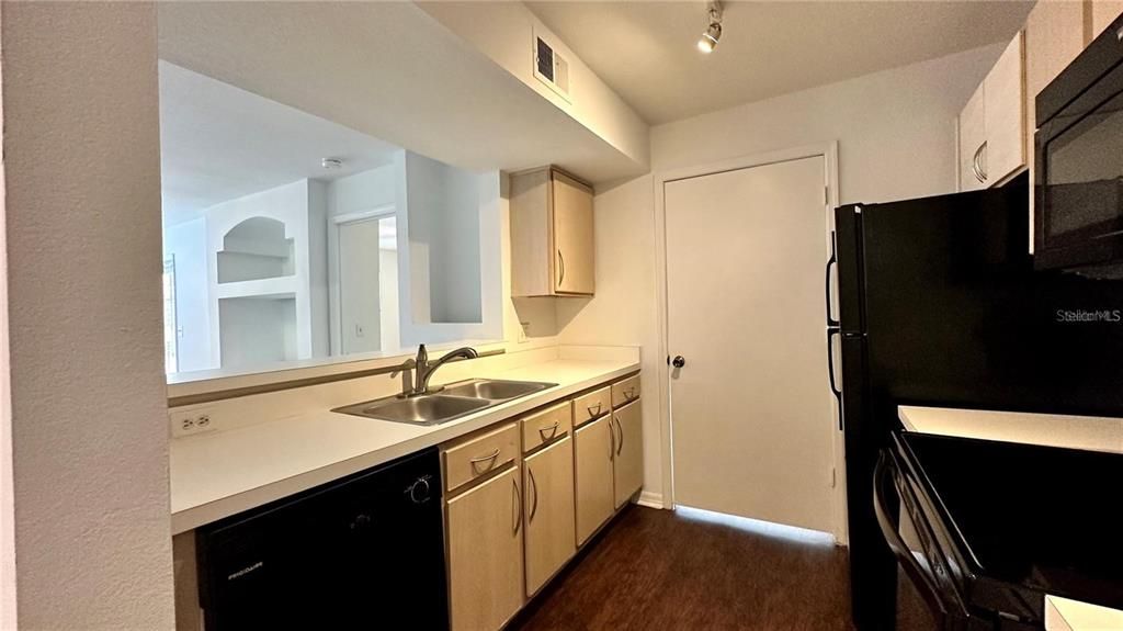For Rent: $1,350 (1 beds, 1 baths, 665 Square Feet)
