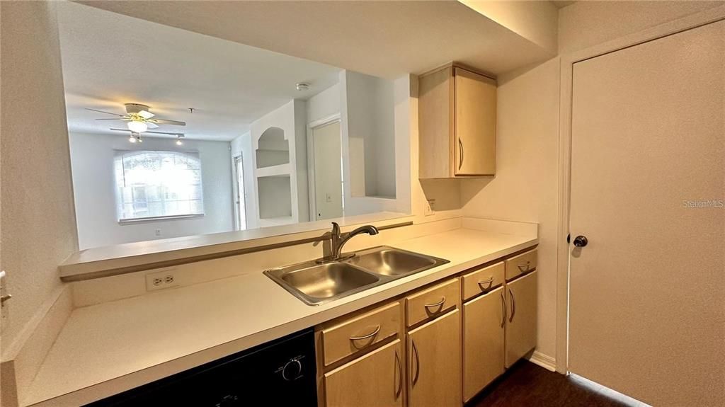 For Rent: $1,350 (1 beds, 1 baths, 665 Square Feet)