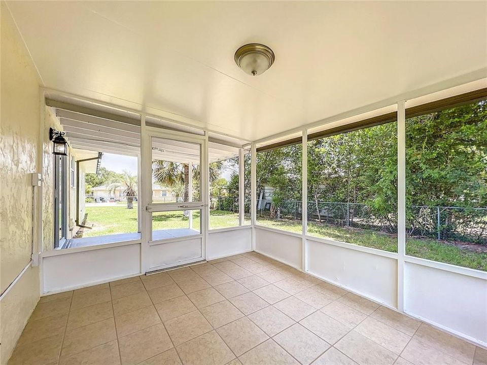 Под контрактом: $208,000 (3 спален, 2 ванн, 1012 Квадратных фут)