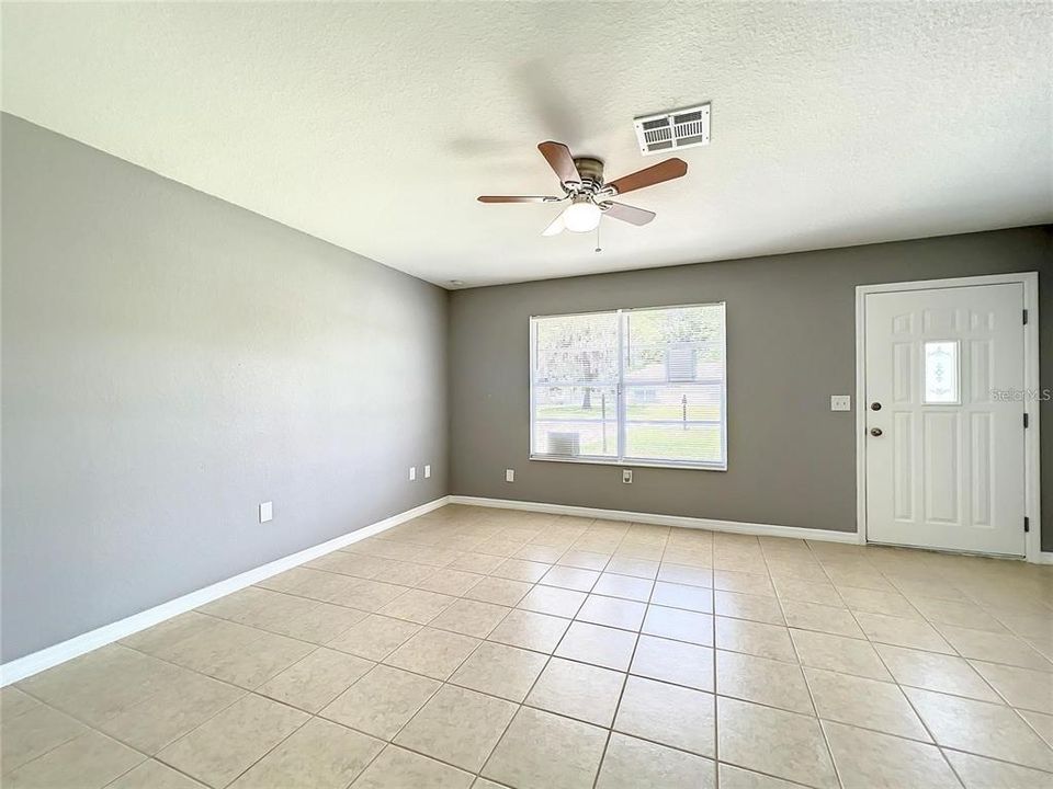 Под контрактом: $208,000 (3 спален, 2 ванн, 1012 Квадратных фут)