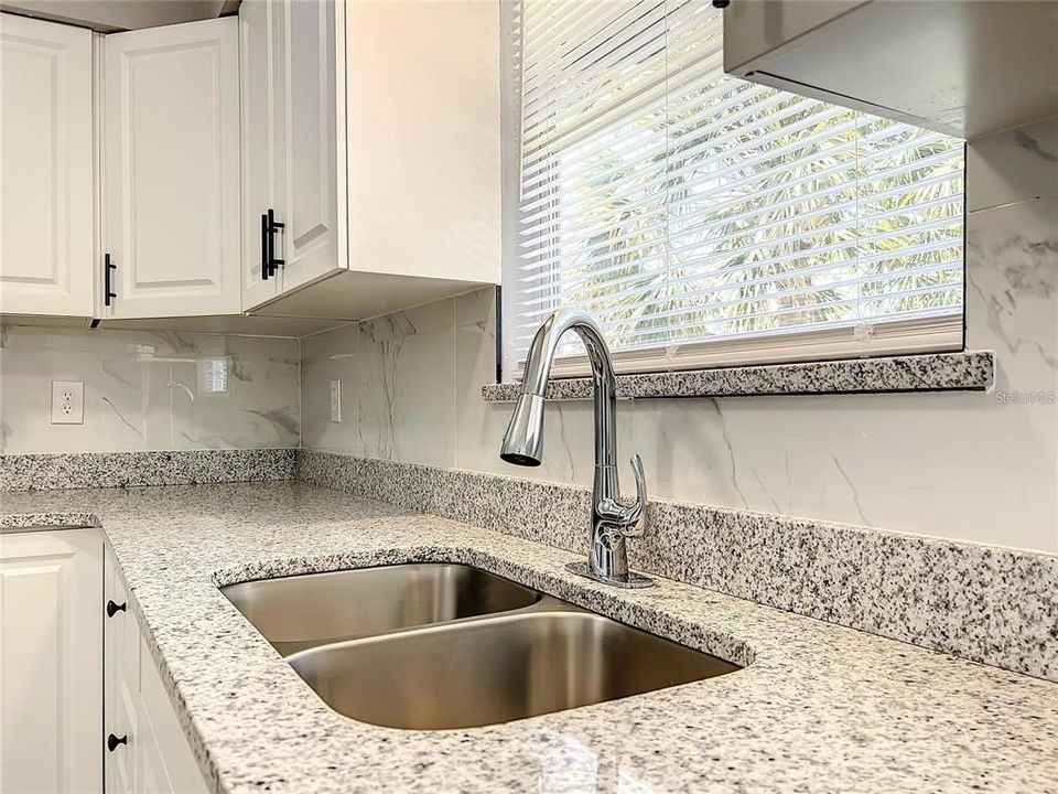 Под контрактом: $208,000 (3 спален, 2 ванн, 1012 Квадратных фут)