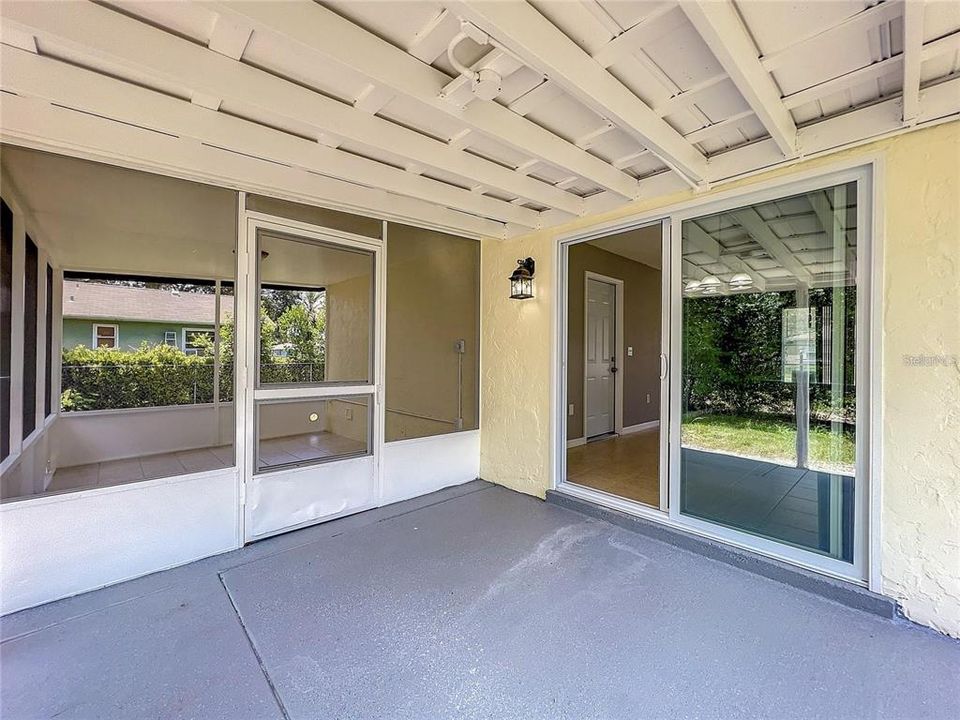 Под контрактом: $208,000 (3 спален, 2 ванн, 1012 Квадратных фут)