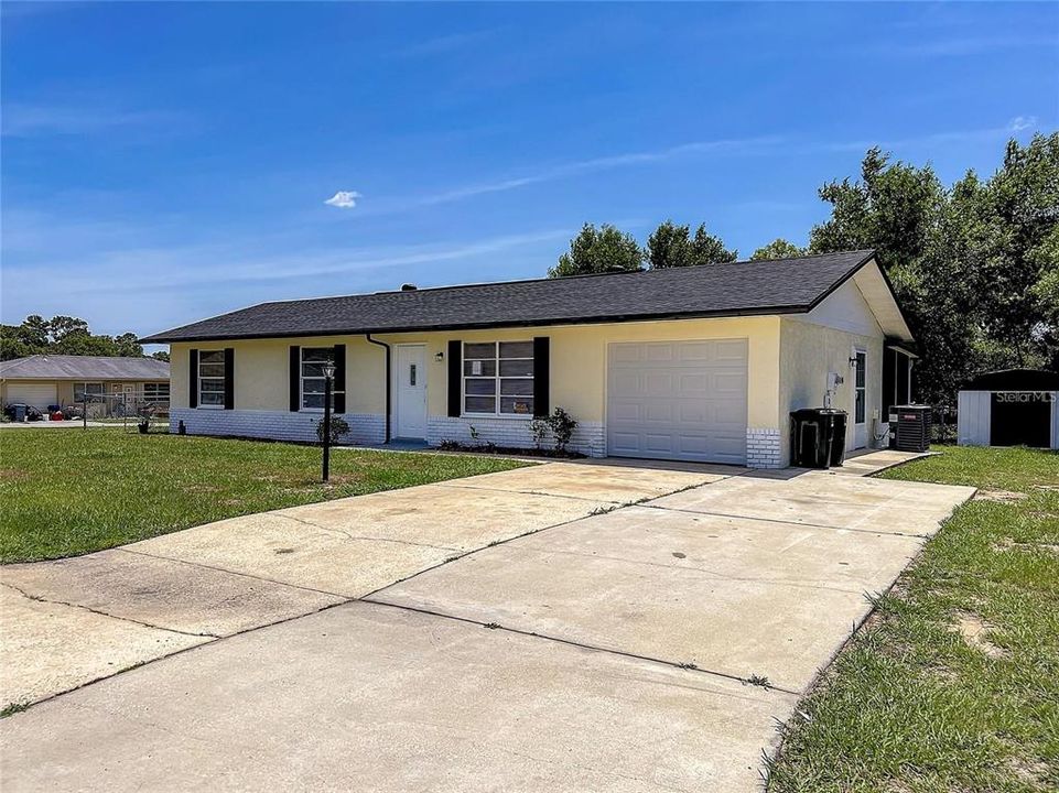 Под контрактом: $208,000 (3 спален, 2 ванн, 1012 Квадратных фут)