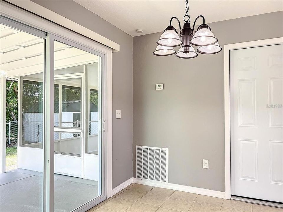 Под контрактом: $208,000 (3 спален, 2 ванн, 1012 Квадратных фут)