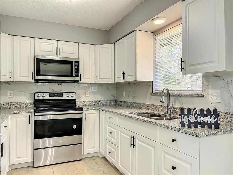 Под контрактом: $208,000 (3 спален, 2 ванн, 1012 Квадратных фут)