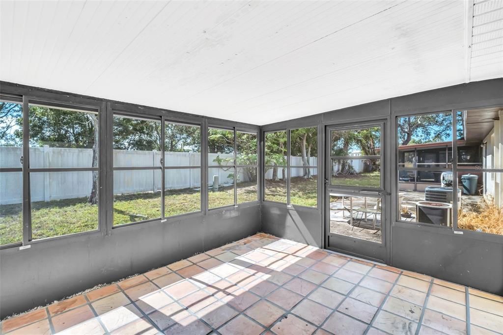 For Sale: $115,000 (1 beds, 1 baths, 640 Square Feet)