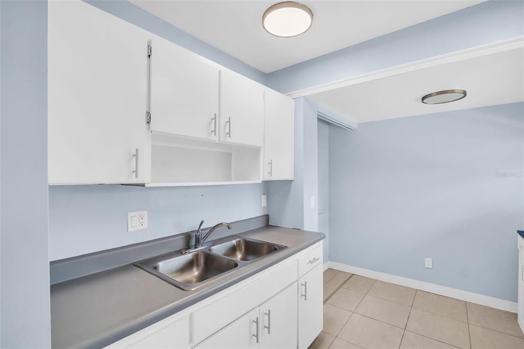 For Sale: $115,000 (1 beds, 1 baths, 640 Square Feet)