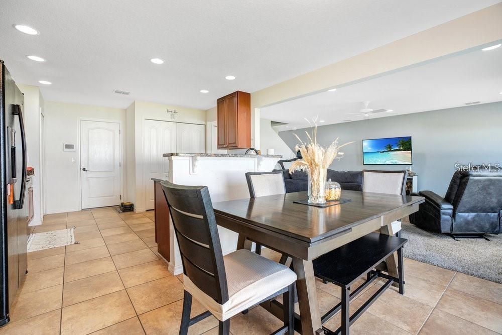 For Rent: $2,400 (4 beds, 2 baths, 1984 Square Feet)