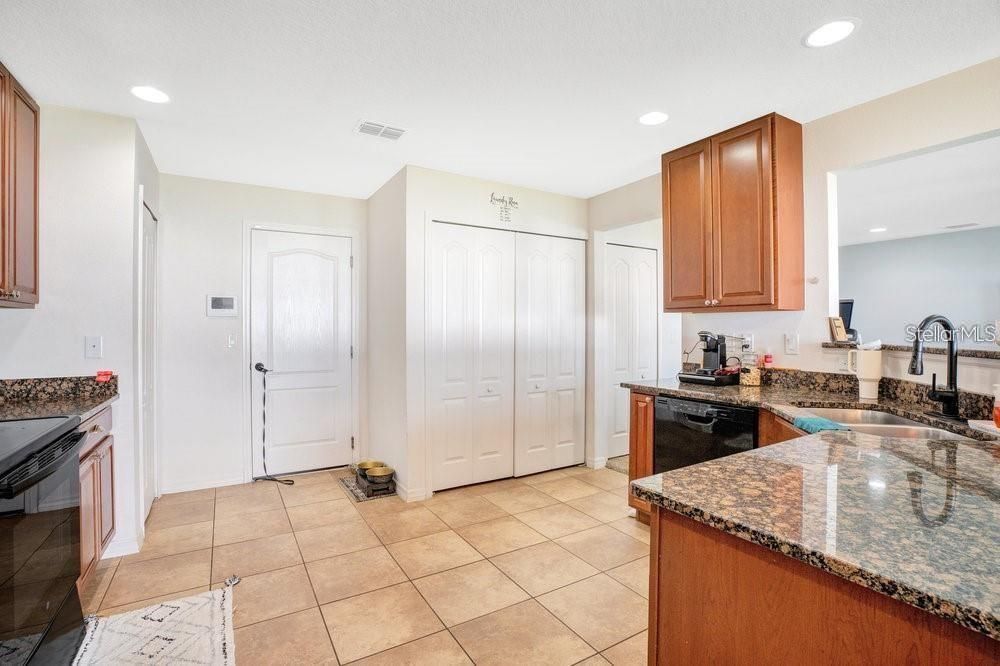 For Rent: $2,400 (4 beds, 2 baths, 1984 Square Feet)