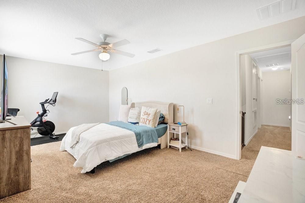 For Rent: $2,400 (4 beds, 2 baths, 1984 Square Feet)