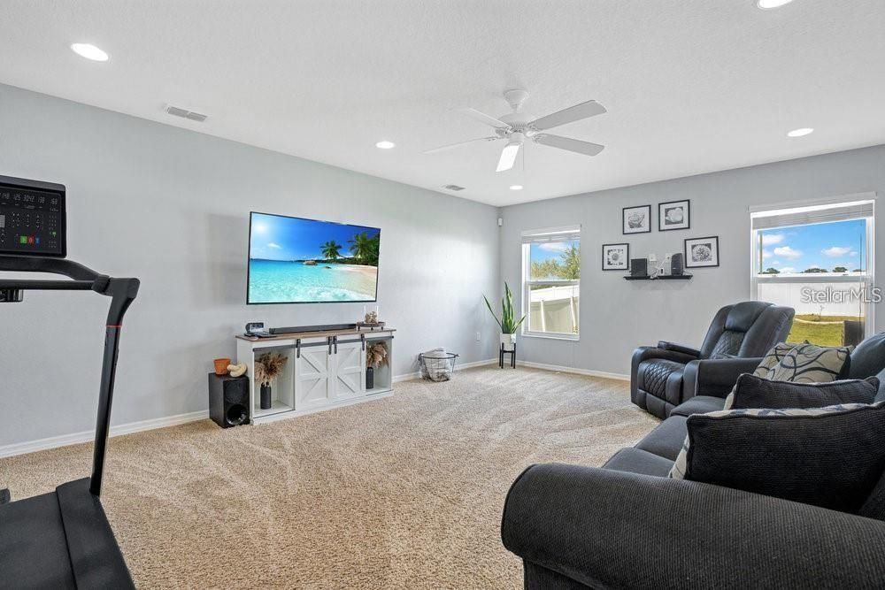 For Rent: $2,400 (4 beds, 2 baths, 1984 Square Feet)