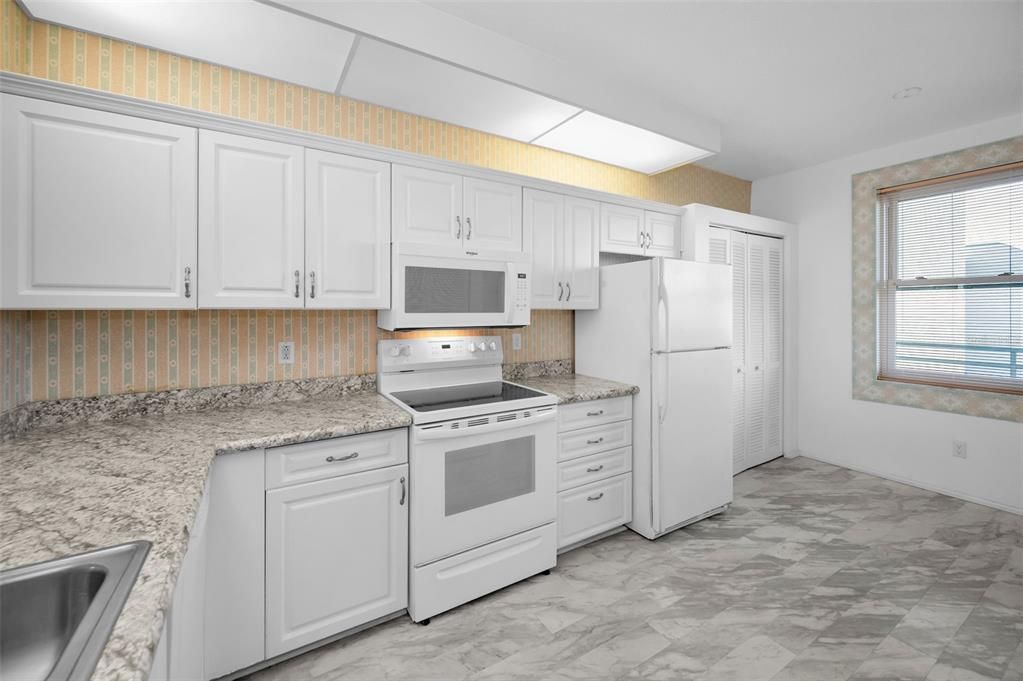 For Sale: $449,500 (2 beds, 2 baths, 1200 Square Feet)