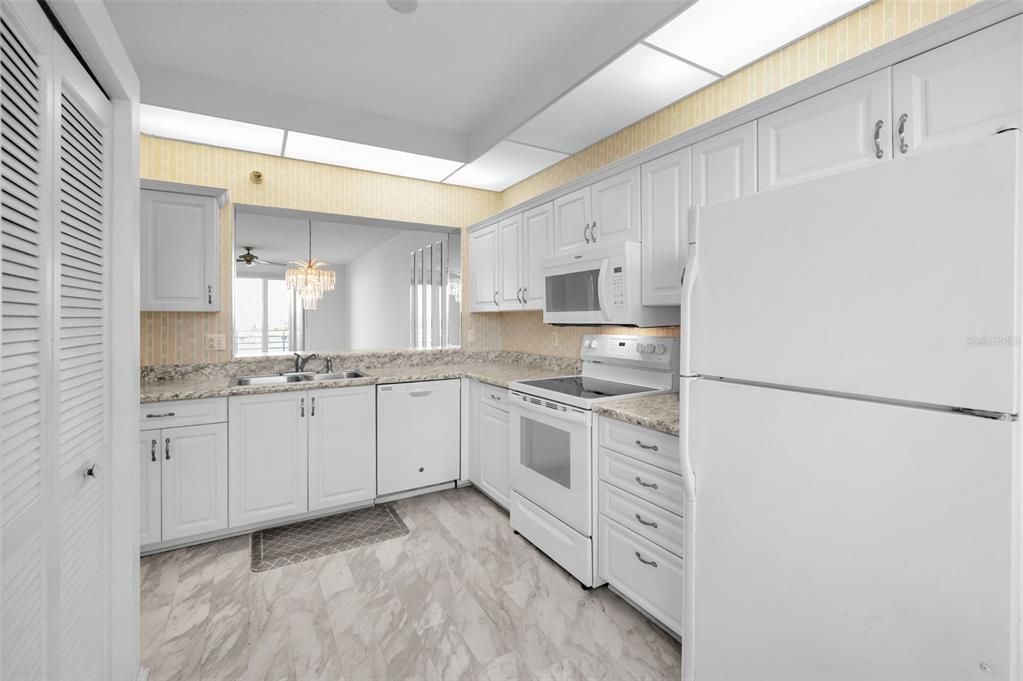 For Sale: $449,500 (2 beds, 2 baths, 1200 Square Feet)
