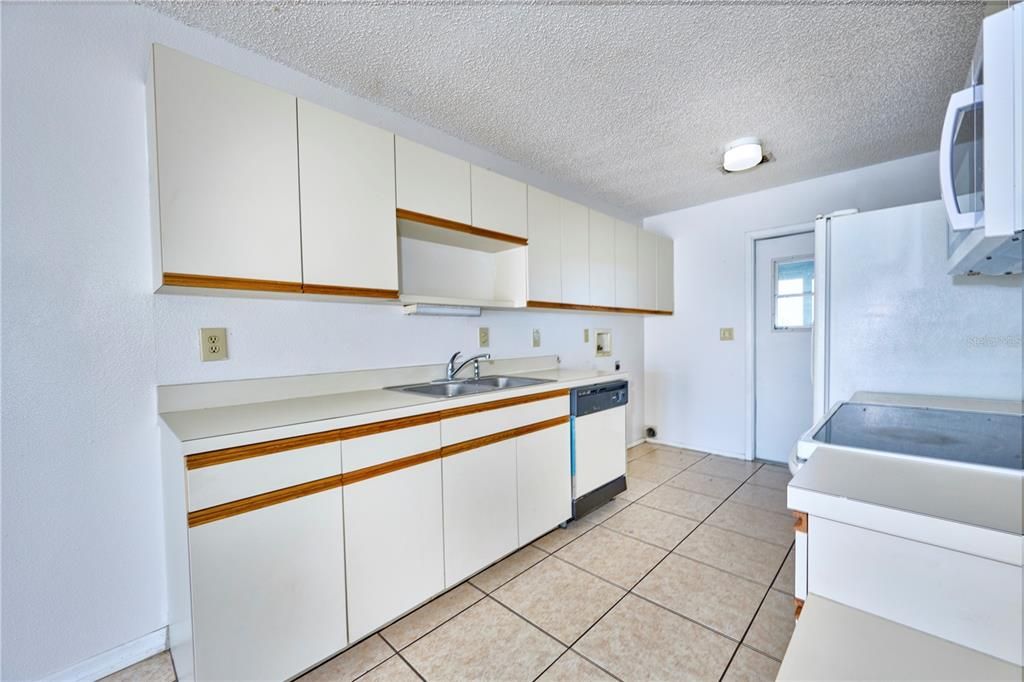 For Sale: $158,900 (2 beds, 2 baths, 1073 Square Feet)