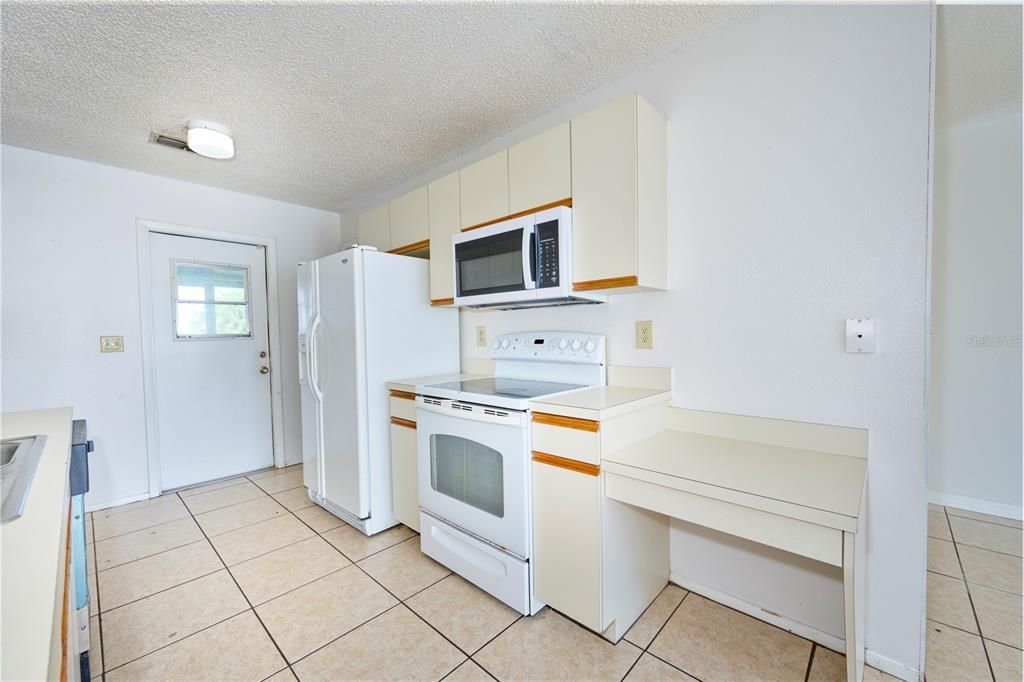 For Sale: $158,900 (2 beds, 2 baths, 1073 Square Feet)