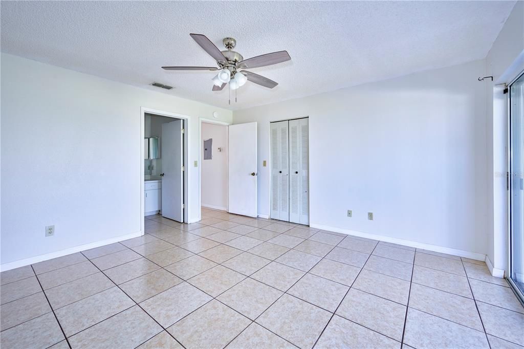For Sale: $158,900 (2 beds, 2 baths, 1073 Square Feet)