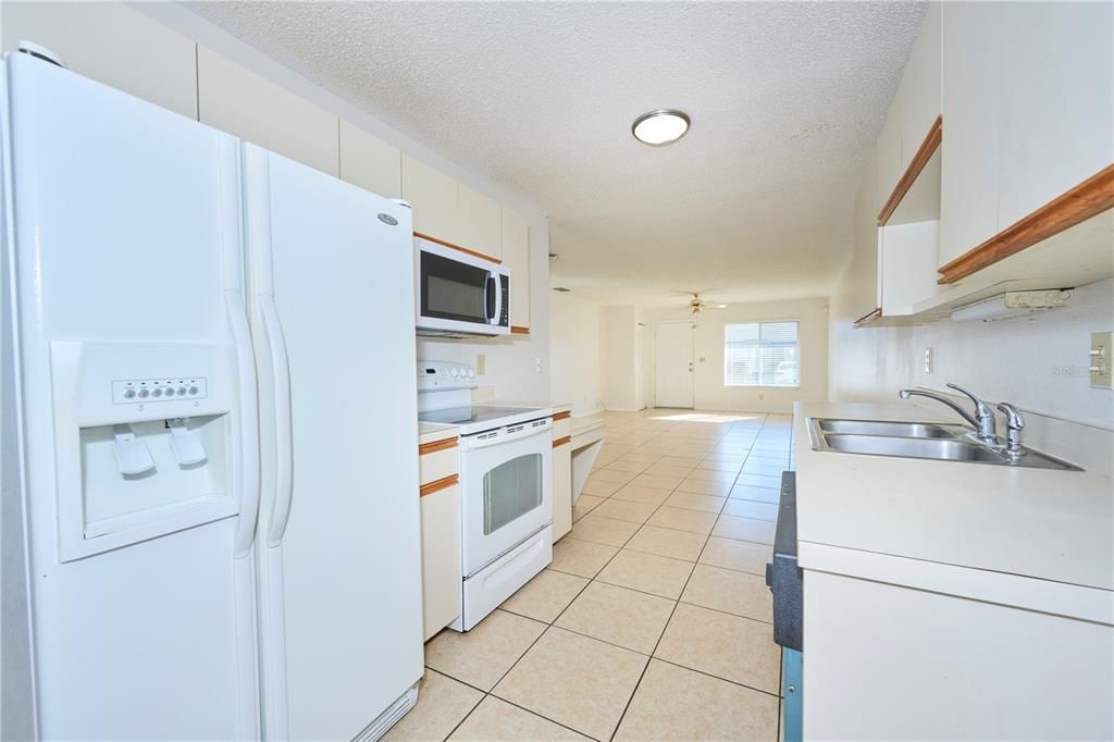 For Sale: $158,900 (2 beds, 2 baths, 1073 Square Feet)