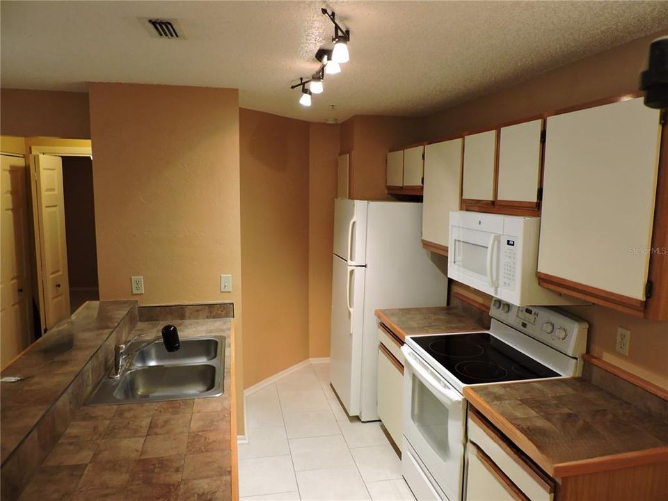 For Rent: $1,275 (1 beds, 1 baths, 747 Square Feet)