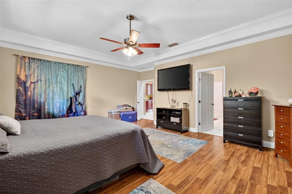 合同活跃: $737,000 (5 贝兹, 4 浴室, 3193 平方英尺)