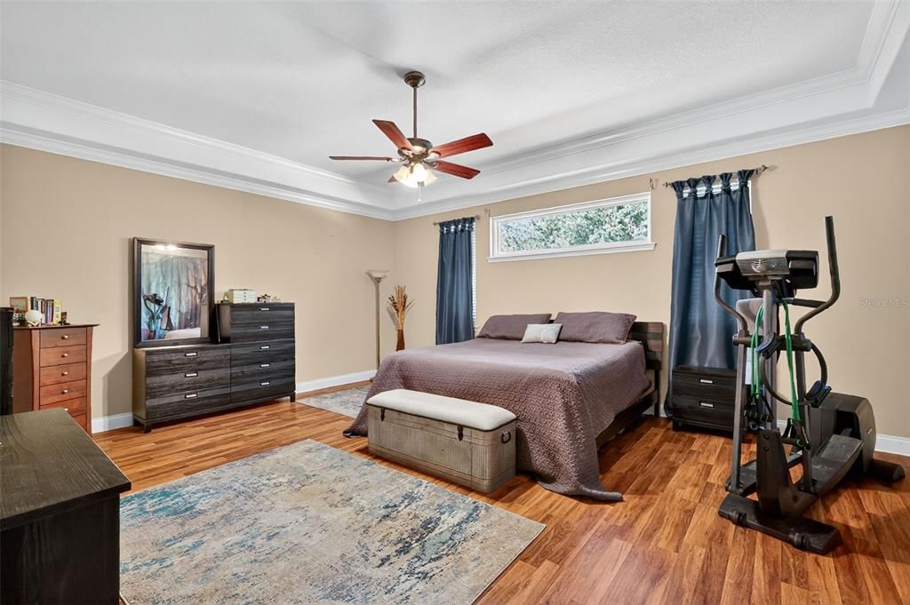 合同活跃: $737,000 (5 贝兹, 4 浴室, 3193 平方英尺)